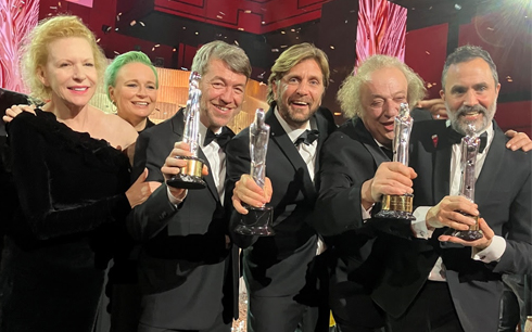 Prisregn över Triangle of Sadness på European Film Award-galan. Pressbild: Jan Göransson
