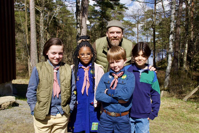Hakan-Brakan-2 Tilo Hedlund al Fakir, Khanya Bjurenstedt Waern, Silas Strand (Håkan Bråkan), Mario Mustafa, regissör Ted Kjellsson. Pressbild: Gus Kaage, Film i väst