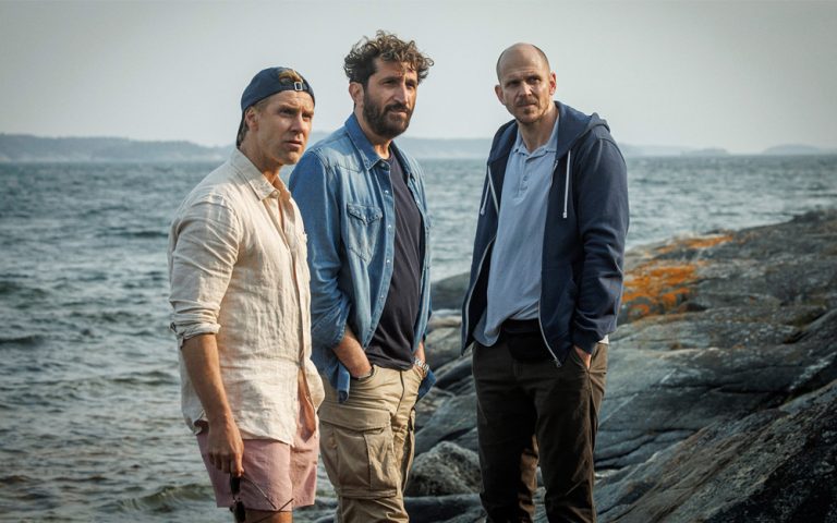 Linus Wahlgren, Fares Fares och Gustaf Skarsgård i Alex Schulmans Arkipelag. Foto: Johan Paulin. Pressbild från Scanbox.