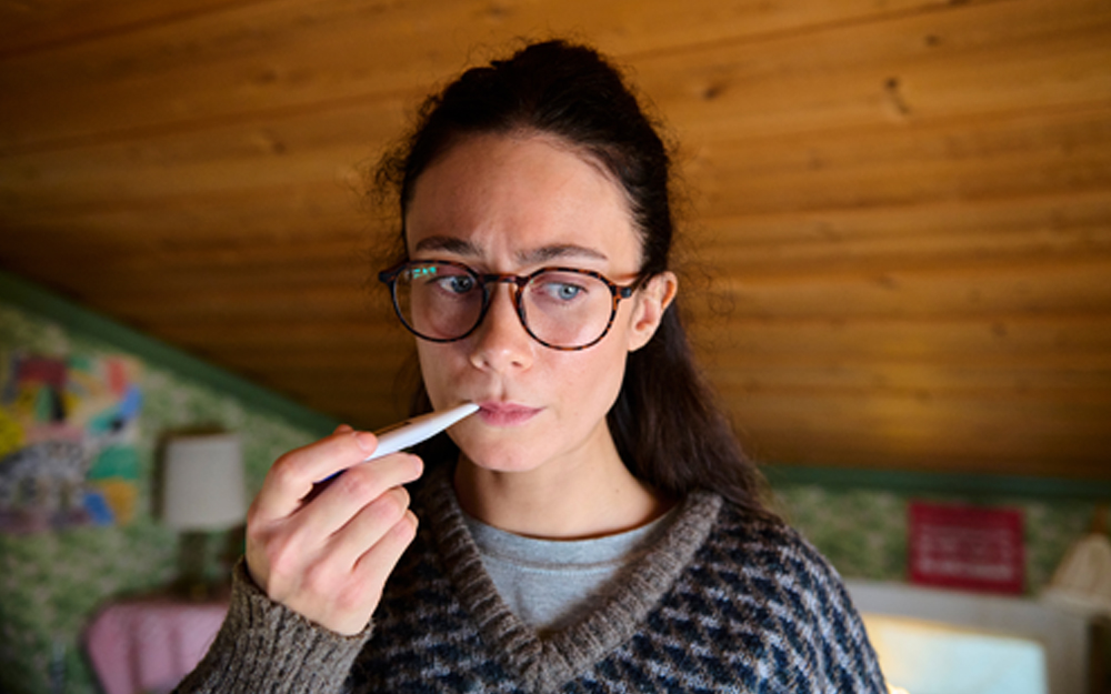 Rebecca Plymholt spelar Olivia Björk som kommer hem till släktgården för att fira jul efter några månader som hjälparbetare i Liberia. När det visar sig att Olivia kan ha blivit exponerad för det fruktade Haagviruset sätts hela familjen i karantän.