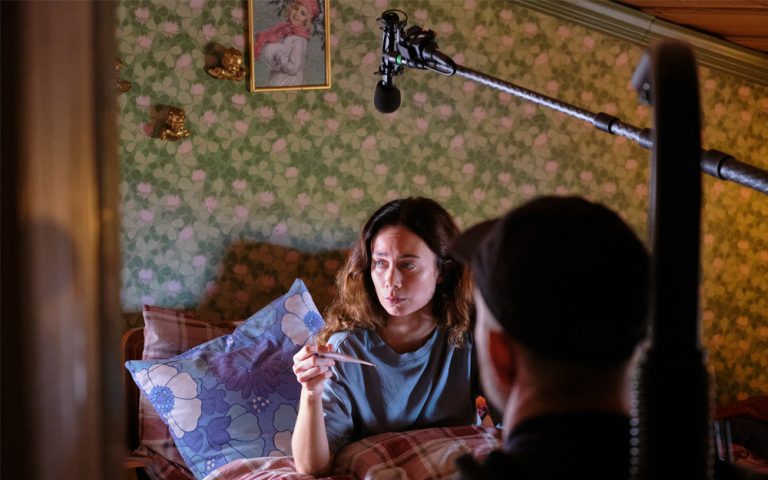Rebecca Plymholt spelar Olivia Björk som kommer hem till släktgården för att fira jul efter några månader som hjälparbetare i Liberia. När det visar sig att Olivia kan ha blivit exponerad för det fruktade Haagviruset sätts hela familjen i karantän.