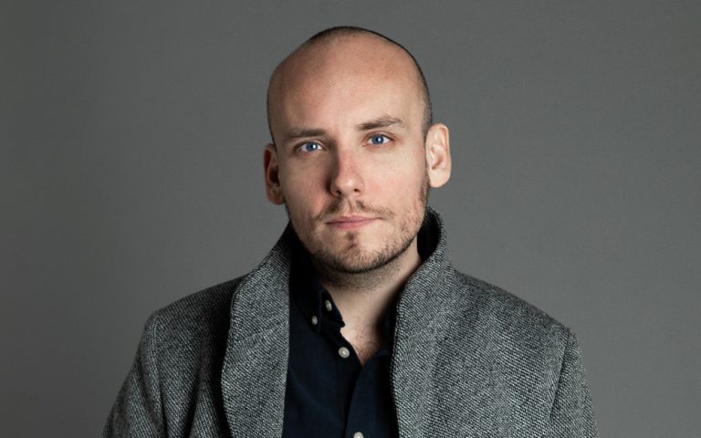 Ronnie Sandahl skapar och skriver nya thrillerserien Kejsaren för SVT. Foto: Sandra Myhrberg.